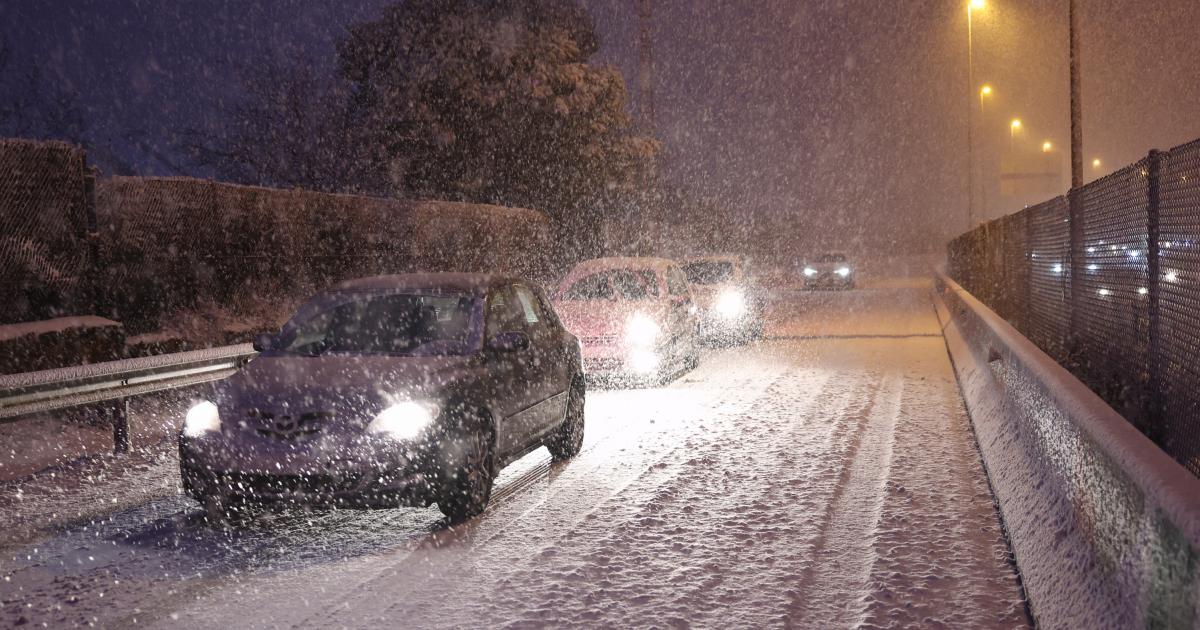 Vista de la carretera nevada a primera hora en Torrelodones, Madrid este miércoles.