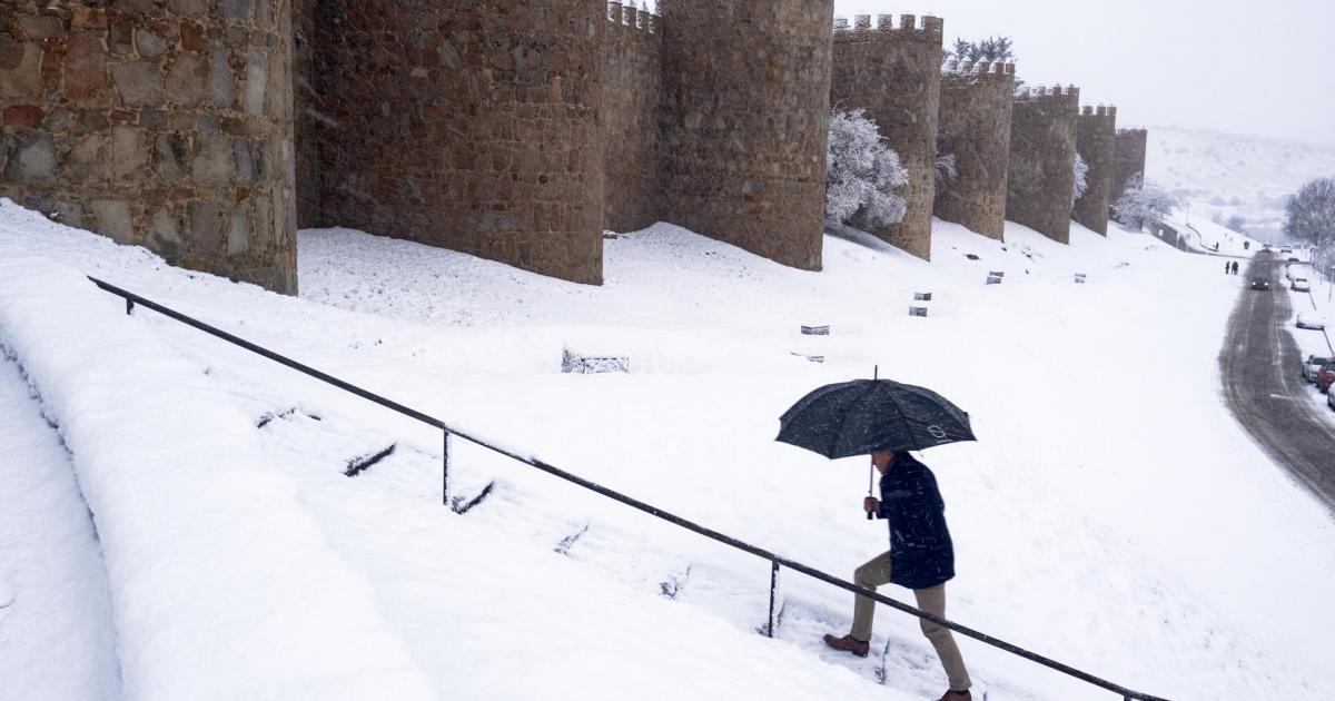 ÁVILA, 28/01/2026.-Vista del temporal de nieve en Ávila este miércoles. Todas las provincias de Castilla y León están este miércoles con avisos de nivel naranja o amarillo por riesgo de nieve y viento, que será más importante, en el caso de las nevadas, en la zona del Bierzo y la meseta de León, Zamora y Burgos y Palencia; y por viento en prácticamente toda la zona del sistema central y meseta de la comunidad.- EFE/ Raúl Sanchidrián