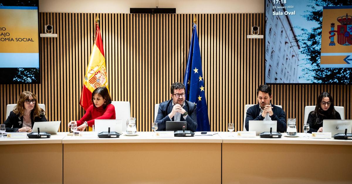 El secretario de Estado de Trabajo, Joaquín Pérez Rey, preside la mesa de diálogo social para la subida del salario mínimo 2026