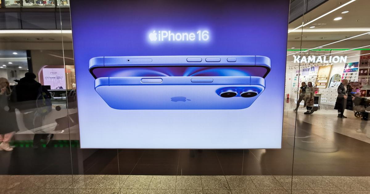 Imagen de un cartel promocional del iPhone 16.