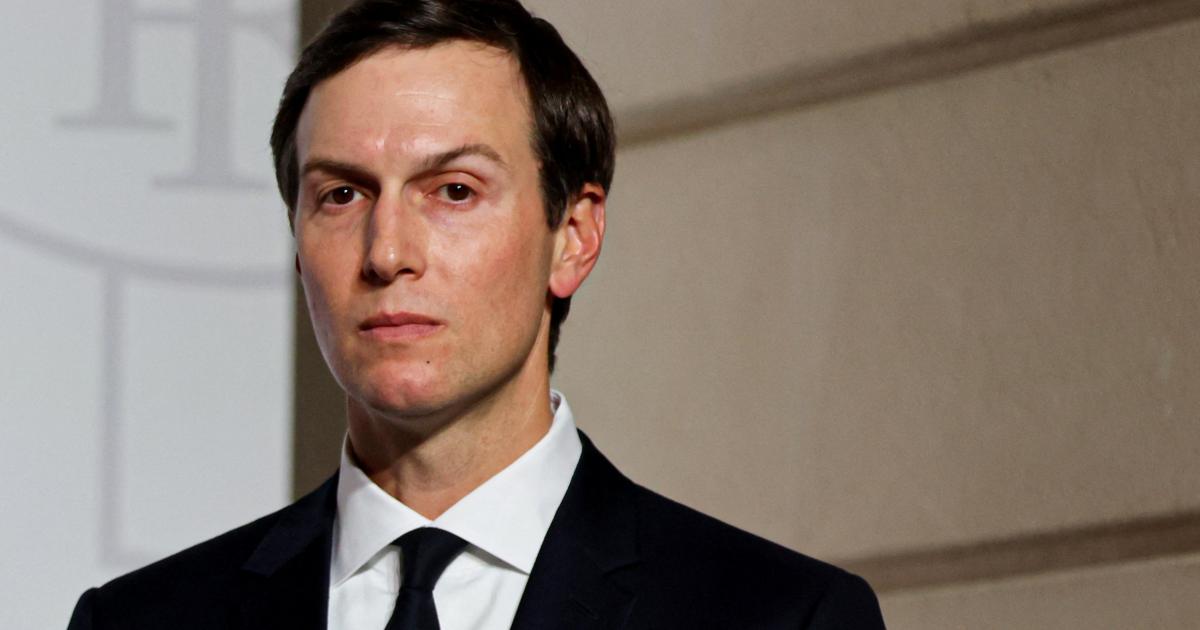 Jared Kushner observa a la prensa tras una cumbre de la Coalición de Voluntarios sobre Ucrania en el palacio de El Elíseo, en París, el 6 de enero de 2026.