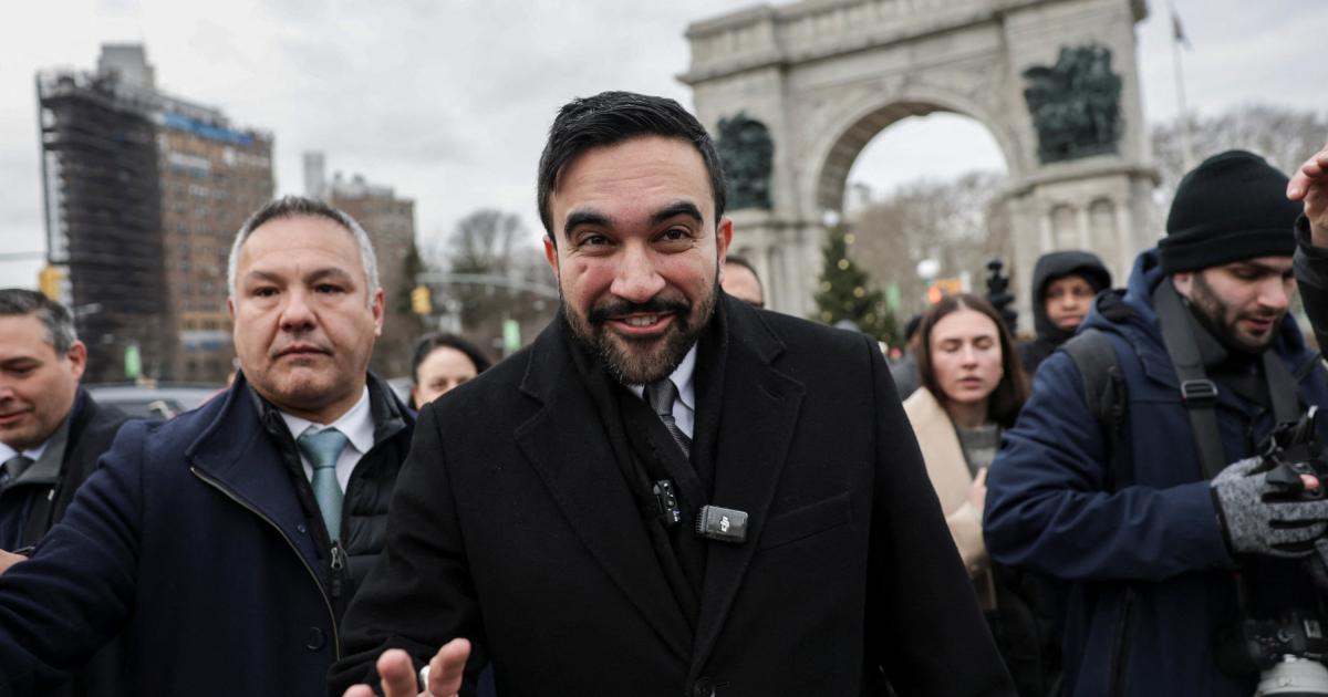 El alcalde de la ciudad de Nueva York, Zohran Mamdani, saluda a la prensa antes de un acto en Grand Army Plaza, en el distrito de Brooklyn, el 2 de enero de 2026.