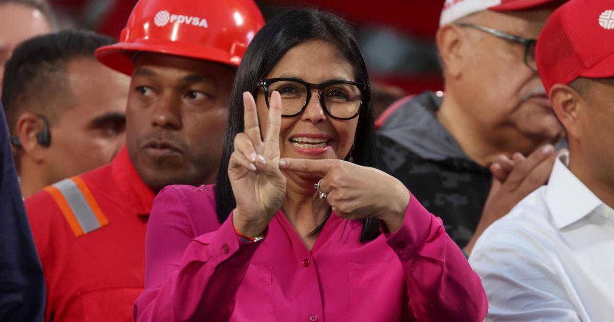 FOTODELDÍA AME9603. CARACAS (VENEZUELA), 29/01/2026.- La presidenta encargada de Venezuela, Delcy Rodríguez (c), reacciona al ser recibida por simpatizantes durante una manifestación este jueves, en Caracas (Venezuela). Rodríguez firmó la reforma de la Ley Orgánica de Hidrocarburos, luego de que el texto aprobado durante la jornada le fuera entregado por su hermano y presidente del Parlamento, Jorge Rodríguez, en medio de una marcha de los trabajadores del sector petrolero del país. EFE/ Miguel Gutiérrez