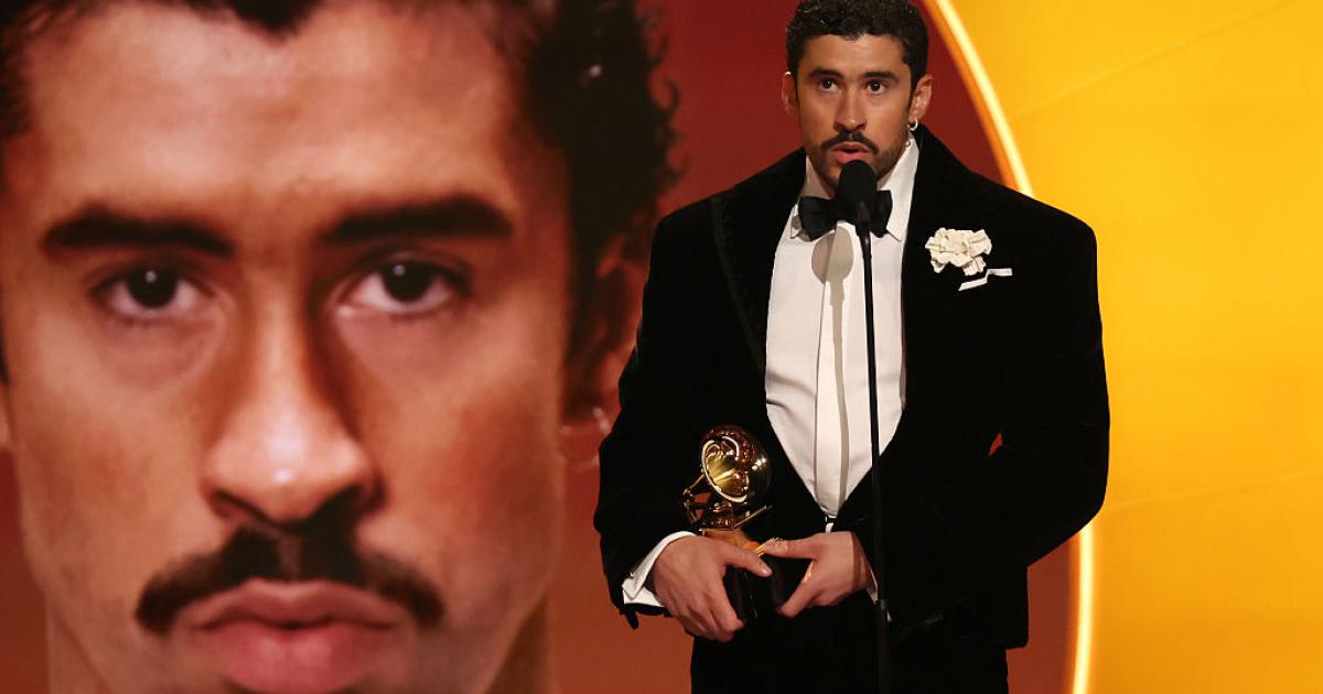 Bad Bunny recoge el Grammy al mejor álbum de música urbana por "DeBÍ TiRAR MáS FOToS"