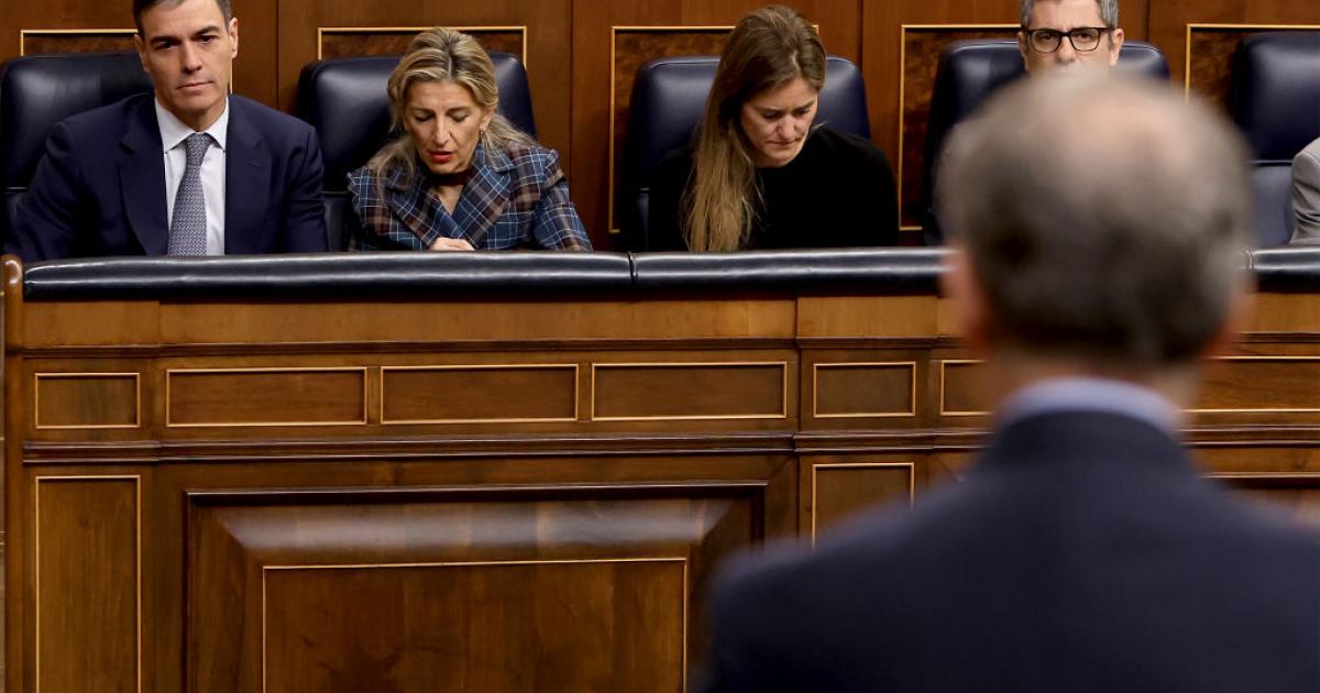 Miembros del Gobierno sentados en el Congreso durante una sesión parlamentaria, en un contexto de debate político.