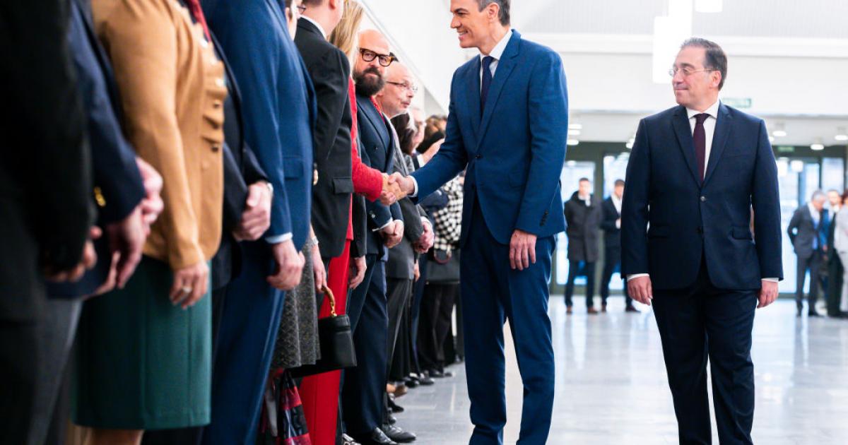 El presidente del Gobierno, Pedro Sánchez, y el ministro de Exteriores, José Manuel Albares, saludan a los embajadores españoles antes de una conferencia con ellos, el 10 de enero de 2025, en Madrid.