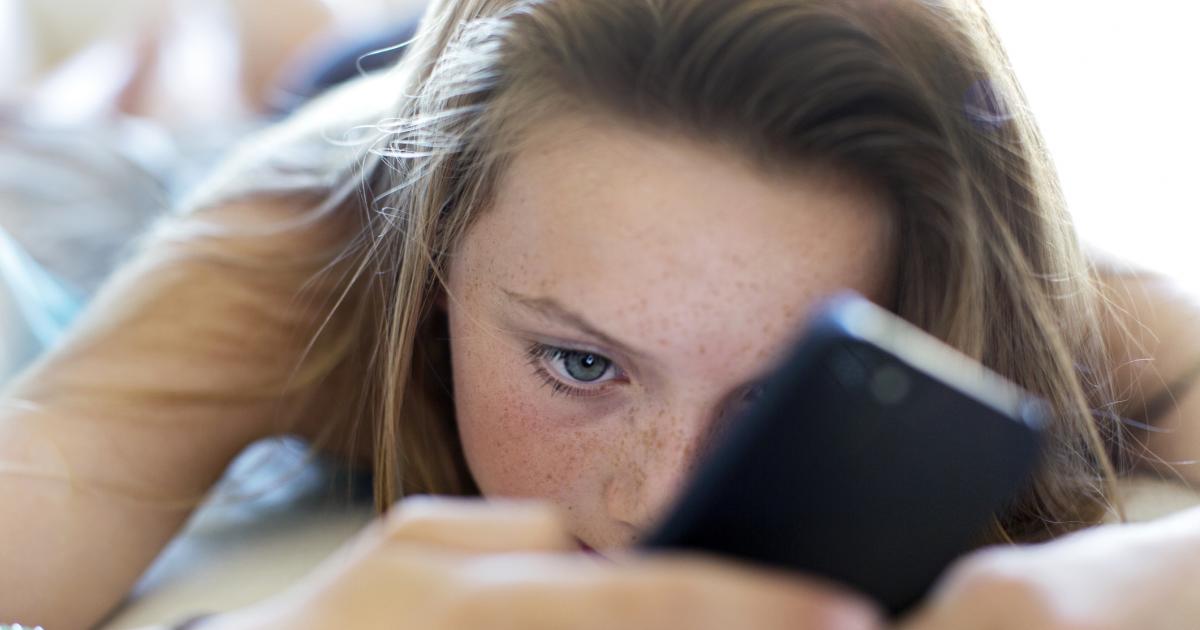 Una adolescente con su teléfono móvil