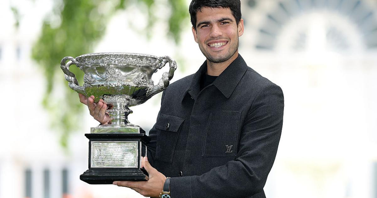 Carlos Alcaraz, posando con la copa del Open de Australia