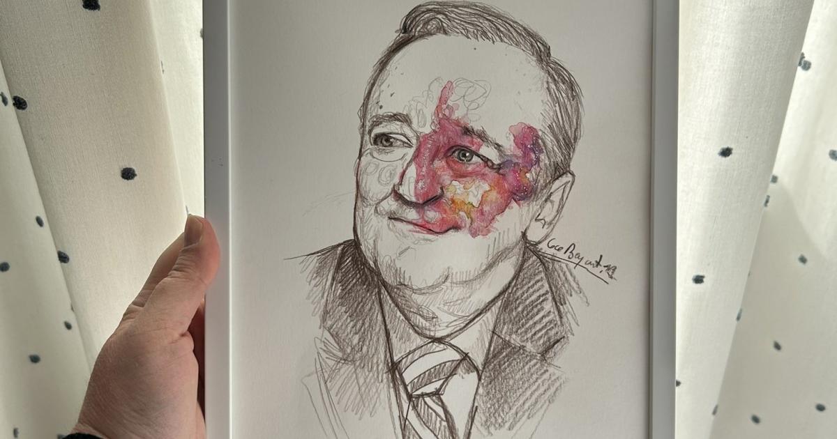 Imagen de la artista Coco Bay Art sosteniendo el retrato de Mariano Barbacid.