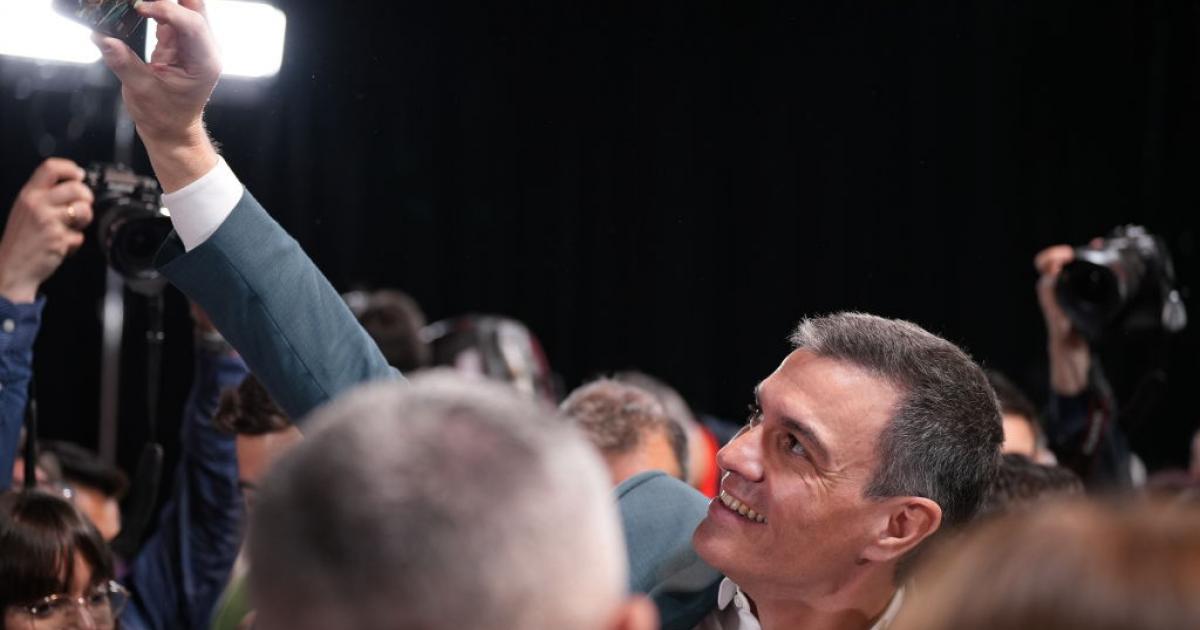 Pedro Sánchez hace un selfi junto a varios simpatizantes en un mitin del PSOE