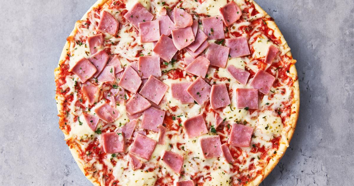 Una pizza refrigerada de jamón y queso.