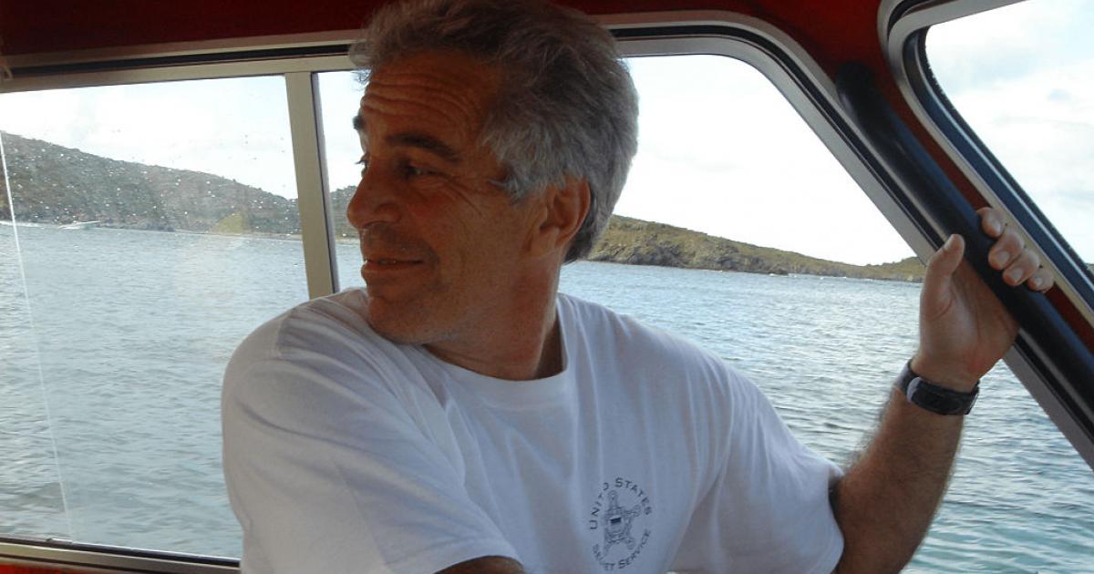 El pedófilo Jeffrey Epstein, pilotando un barco en una de las imágenes publicadas por el Departamento de Estado de EEUU el 20 de diciembre de 2025.