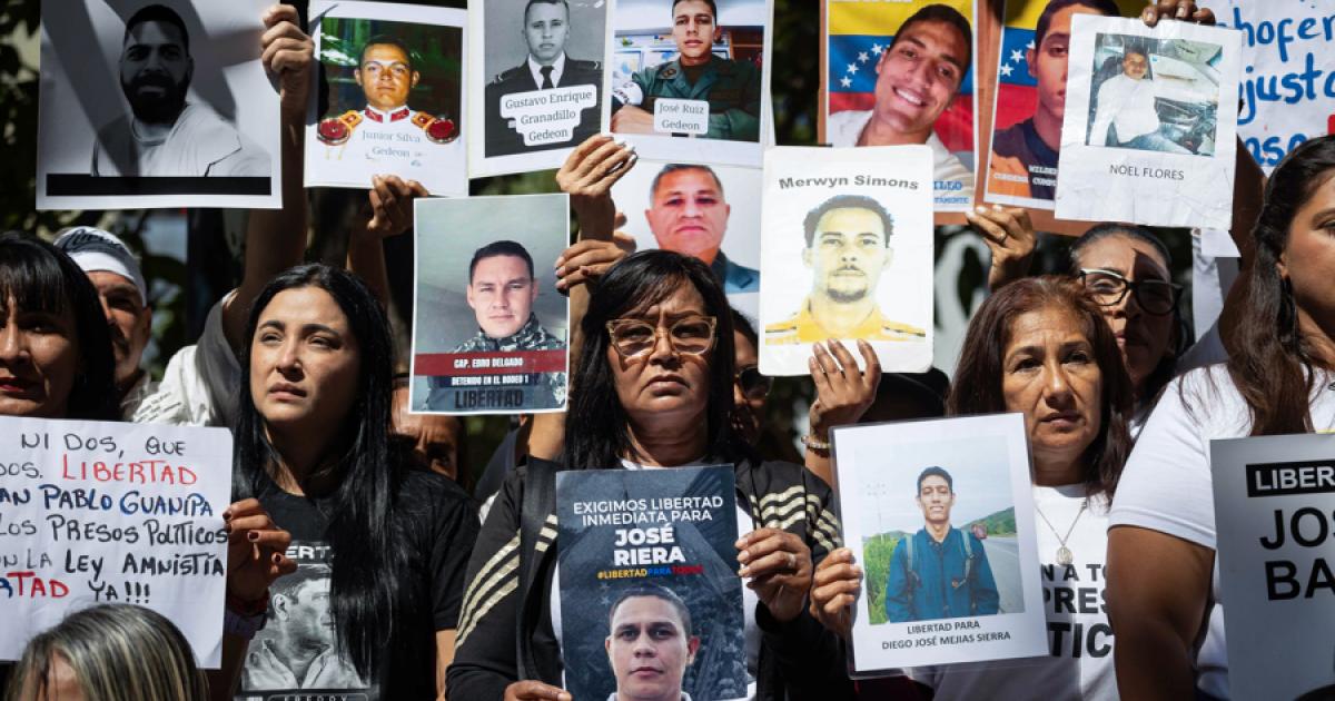 Familiares de presos políticos participan en una protesta frente al Palacio de Justicia este jueves, en Caracas