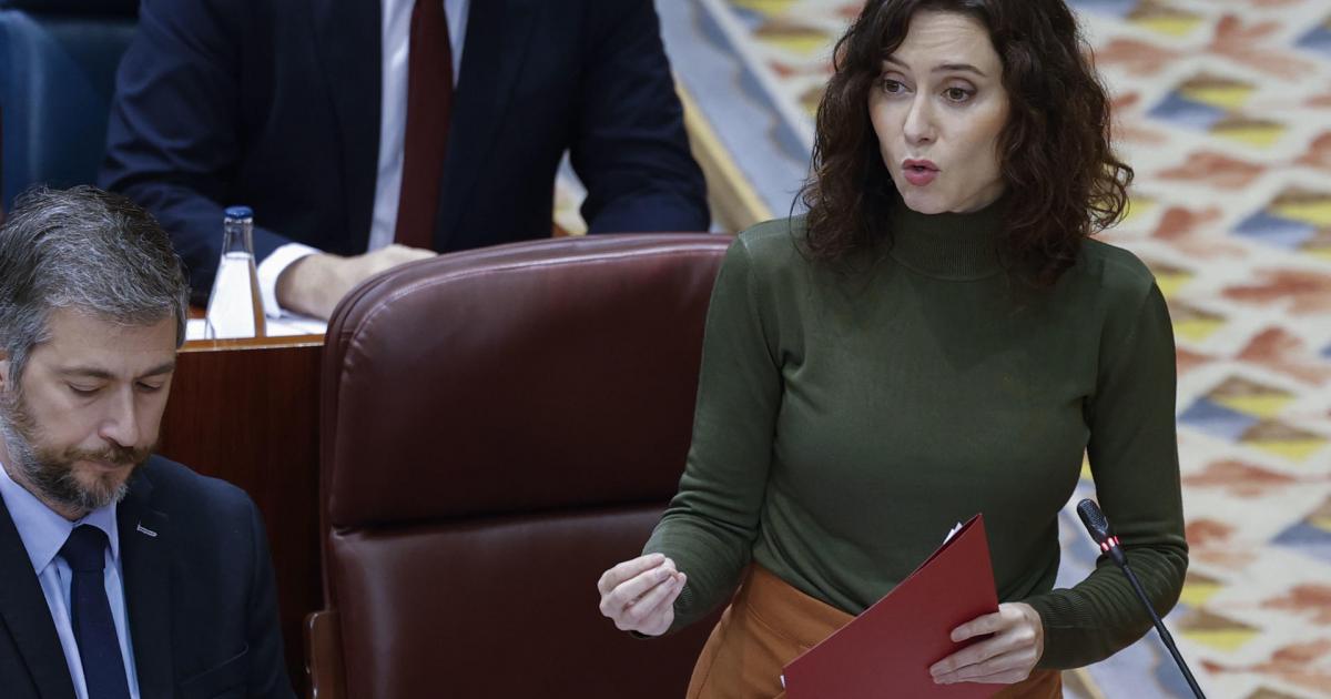 La presidenta de la Comunidad de Madrid, Isabel Díaz Ayuso (d) interviene durante el Pleno en la Asamblea de Madrid celebrado este jueves