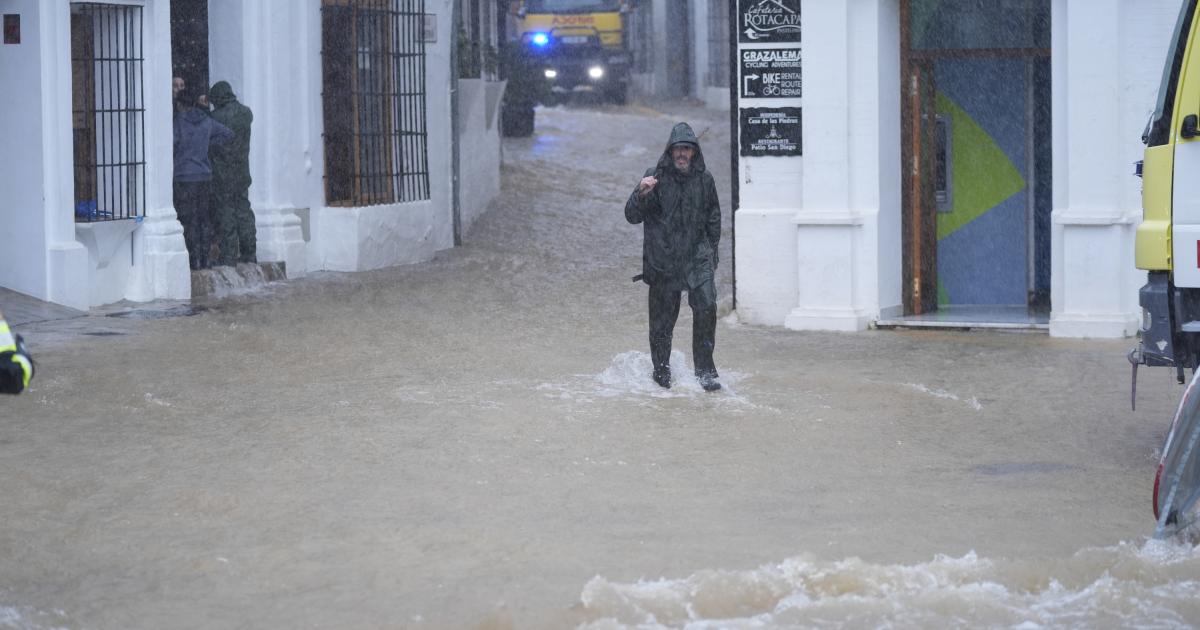 Una calle de Grazalema (Cádiz) completamente inundada por la borrasca Leonardo