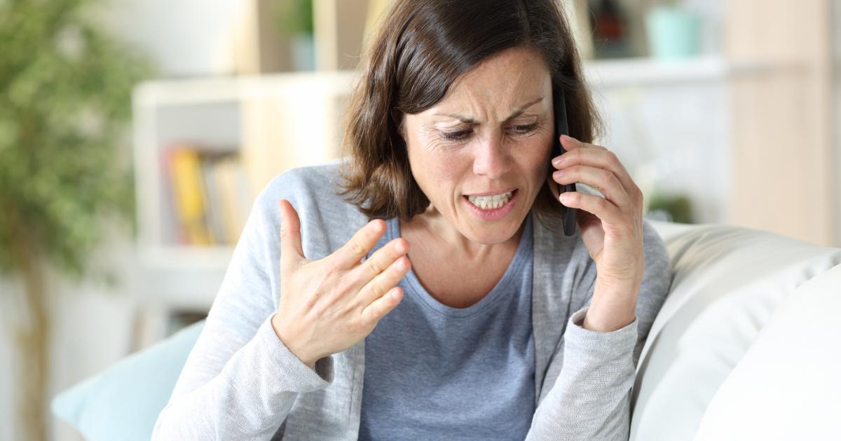 Una mujer hablando por teléfono enfadada.