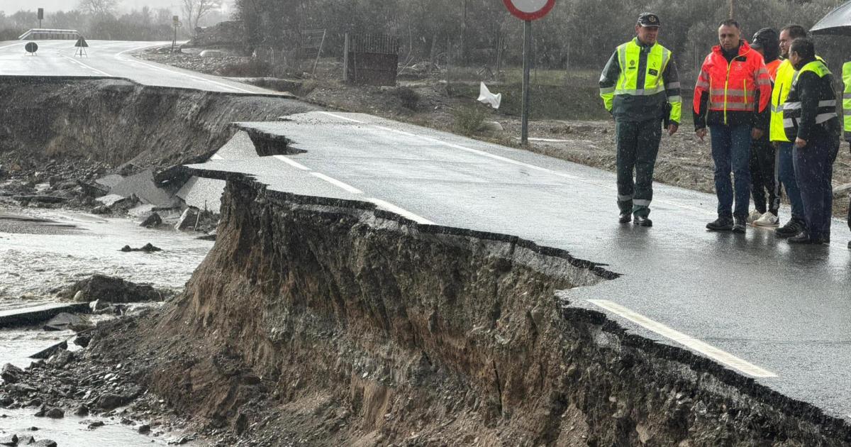 El presidente de la Diputación de Granada, Francis Rodríguez, observa los daños causados en la carretera GR-4105, que conecta Purullena con Lugros, el 5 de febrero de 2026.