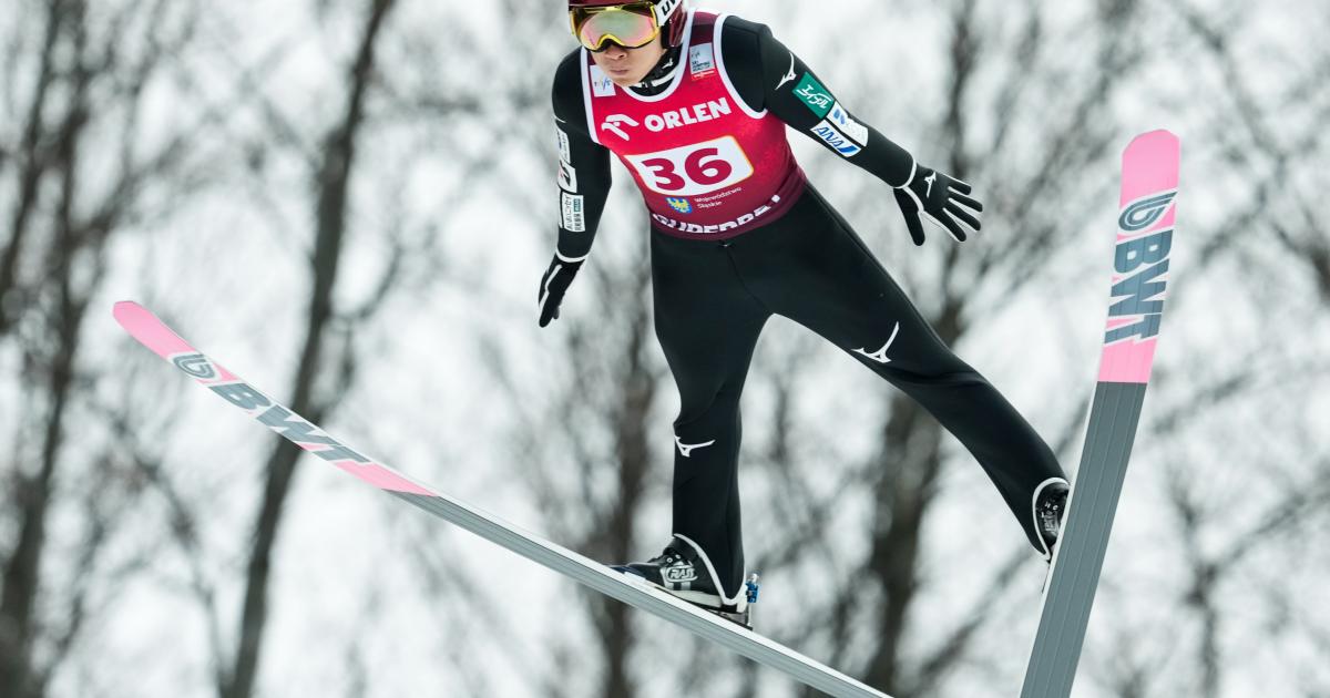 Esquiador Yukiya Sato durante un salto de esquí en Polonia