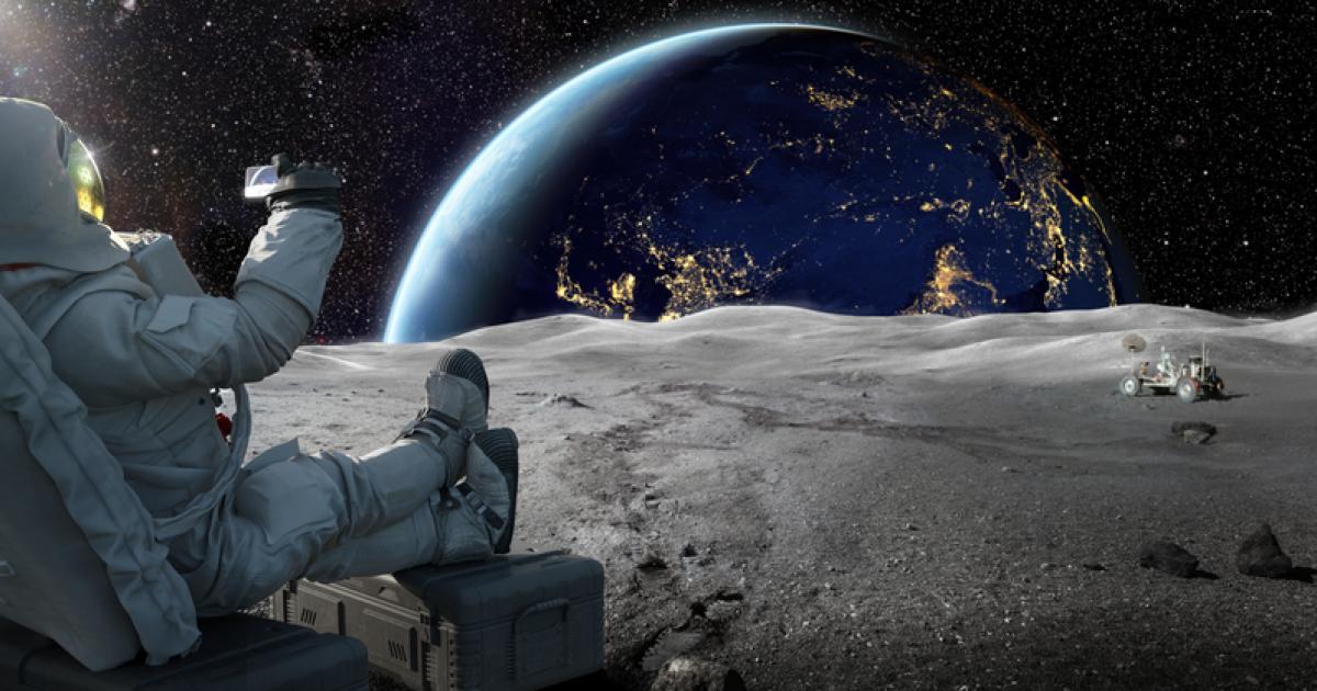 Imagen de un astronauta fotografiando la Luna.