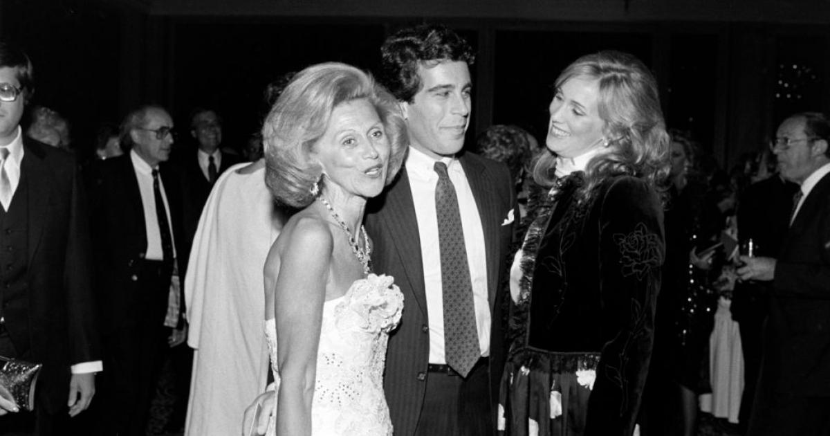 Las millonarias Barbara y Cathy Davis asisten a una fiesta benéfica para niños con diabetes en Denver, en 19882. Posan con un joven Jeffrey Epstein, a quien la prensa no sabía ni poner en los pies de foto su oficio real.