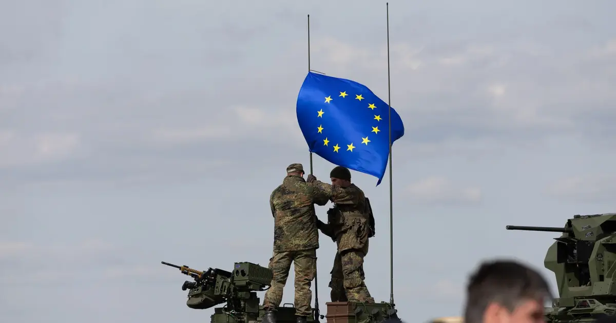 Un tanque con una bandera de la Unión Europea, en una imagen de unas maniobras difundida por el Eurocuerpo.