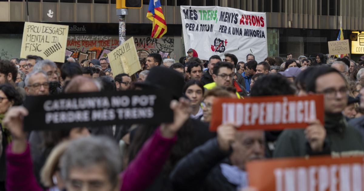 Plataformas de usuarios y entidades sociales se manifiestan este sábado por el centro de Barcelona para protestar por el servicio de Rodalies