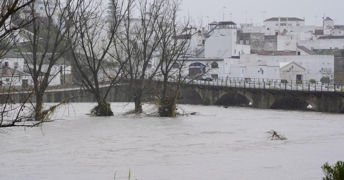 Vista del río Guadalete a su paso por Arcos de la Frontera, y al que la presa está desembalsado agua.