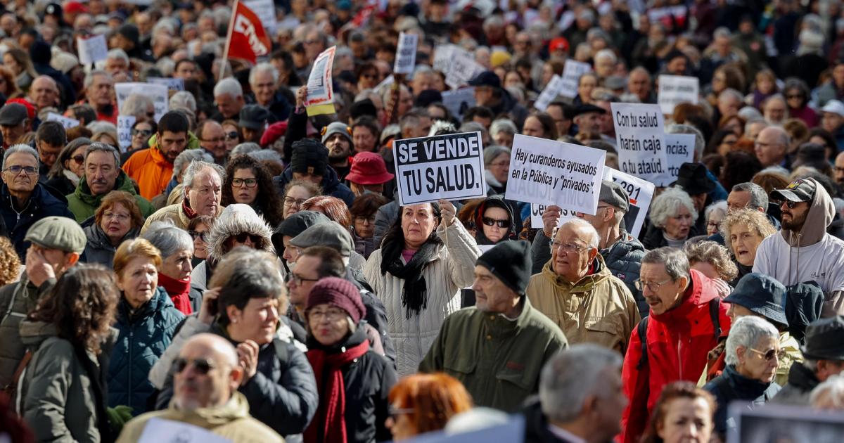 Miles de personas recorren este domingo el centro de Madrid en una manifestación contra la política sanitaria de Ayuso.