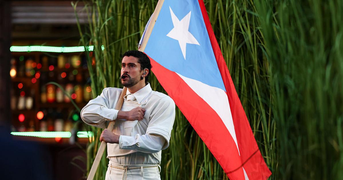 Bad Bunny, con la bandera de Puerto Rico en la Super Bowl