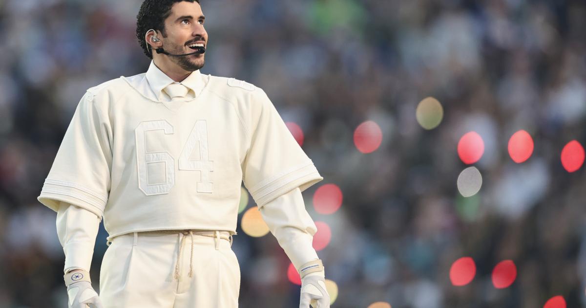 Bad Bunny durante su actuación en la Super Bowl 2026.