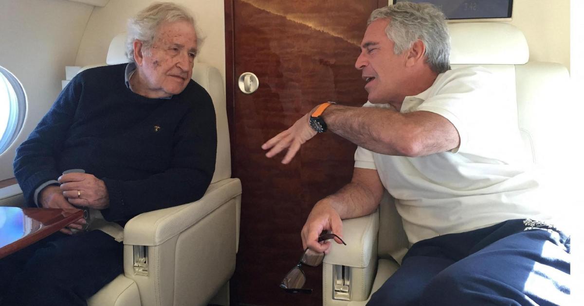 El académico y lingüista Noam Chomsky, con Jeffrey Epstein, en el avión del financiero pederasta.