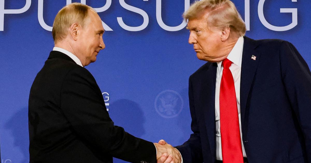 El presidente de EEUU, Donald Trump, y el de Rusia, Vladimir Putin se dan la mano tras su reunión para negociar sobre Ucrania, en la Base Elmendorf-Richardson, en Alaska, el 15 de agosto de 2025.