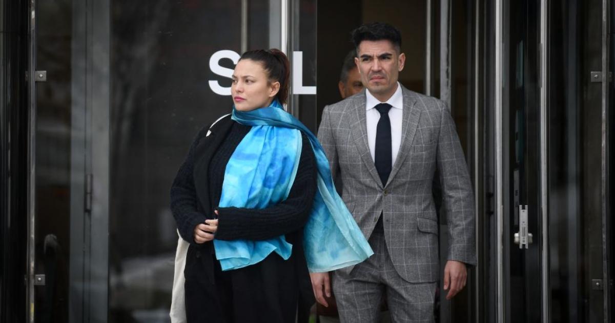 La actriz Elisa Mouliaá, junto a su abogado