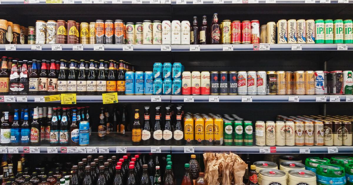 Cervezas en un estante del supermercado
