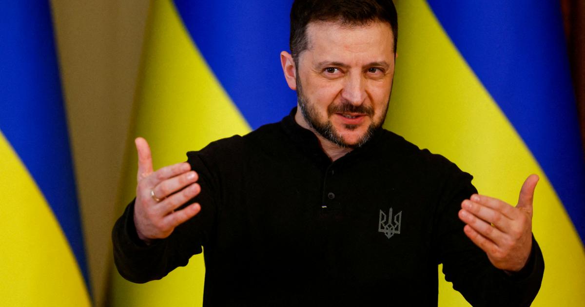 El presidente ucraniano, Volodimir Zelenski, gesticula mientras asiste a una conferencia de prensa en Kiev, el 12 de marzo de 2025.