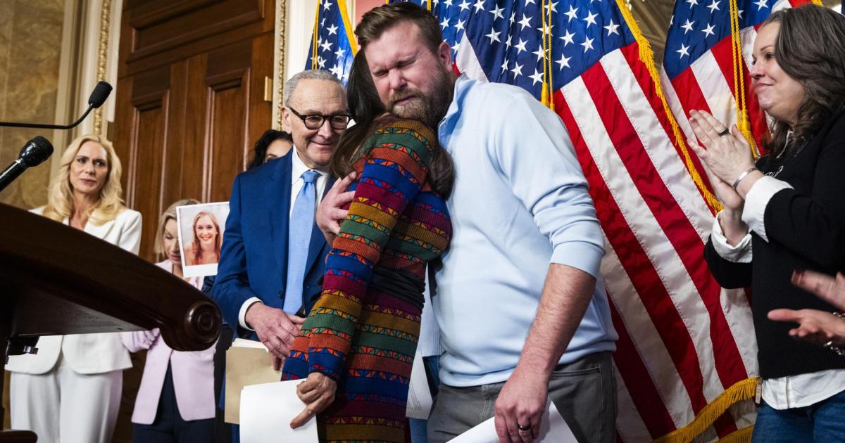 Sky Roberts, abraza a la representante demócrata por Nuevo México Teresa Leger, el 10 de febrero de 2026, en la presentación de la ley sobre abusos sexuales, en Washington.