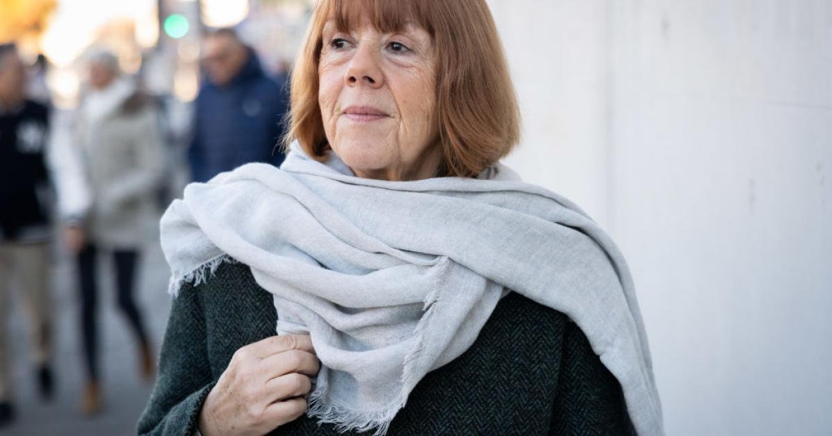 Gisele Pelicot asiste al juicio contra su exmarido, Dominique, y otra cincuentena de violadores más, el 27 de noviembre de 2024, en Aviñón, (Francia).