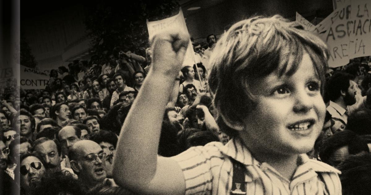 Javier Cercas publica 'El periódico de la democracia', una historia personal de EL PAÍS