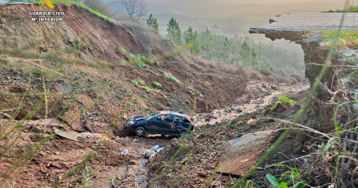 La carretera CC-428, en el tramo que une las localidades cacereñas de Berzocana y Logrosán, permanece completamente cortada al tráfico tras producirse un desprendimiento de la calzada.