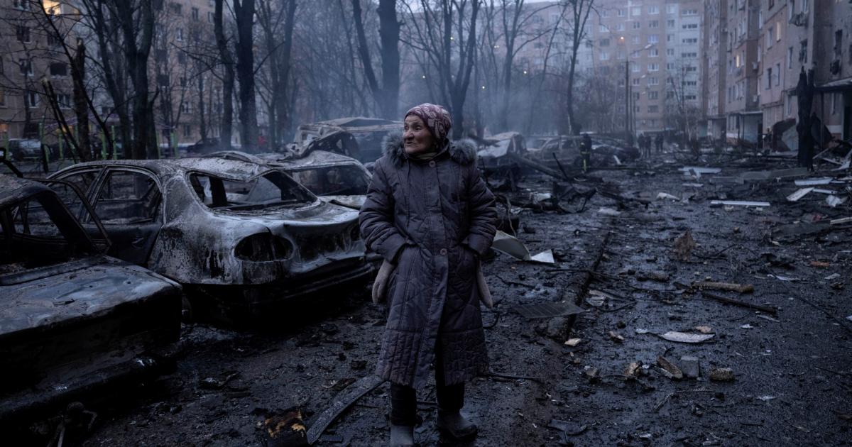 Una anciana, en la zona residencial donde se produjo un ataque de Rusia en Kramatorsk, en la región de Donetsk (Ucrania), el 8 de febrero de 2026.