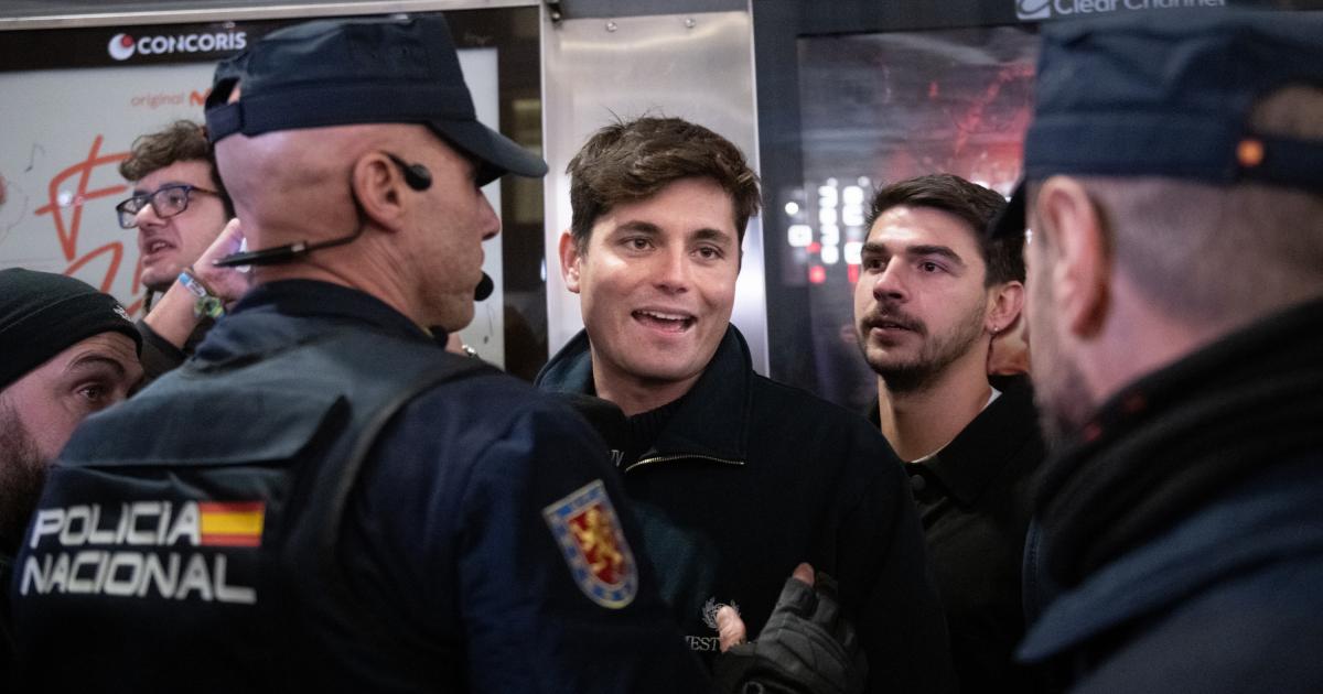 Vito Quiles entre policías nacionales durante una manifestación