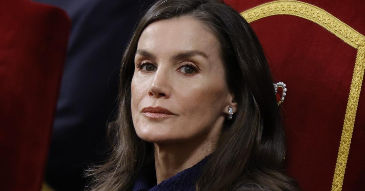 La reina Letizia con gesto serio en el acto 'Nuestra Constitución más longeva'
