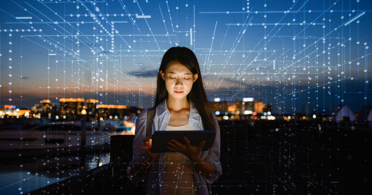 Una mujer, usando IA en una imagen de recurso