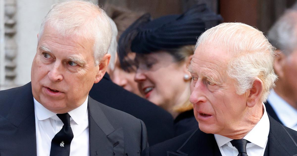 El expríncipe Andrés Mountbatten-Windsor y su hermano Carlos III en el funeral de la duquesa de Kent, el último acto familiar al que pudo asistir Andrés