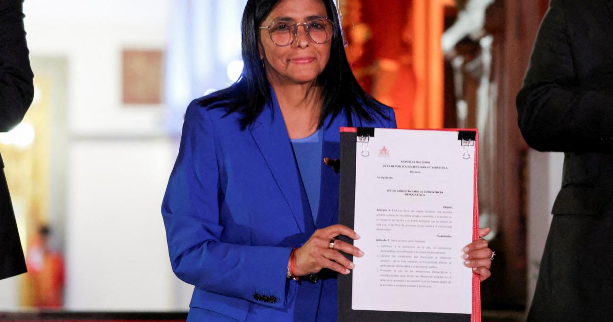 La presidenta encargada de Venezuela, Delcy Rodríguez, muestra el texto de la Ley de Amnistía tras su aprobación en el Parlamento.