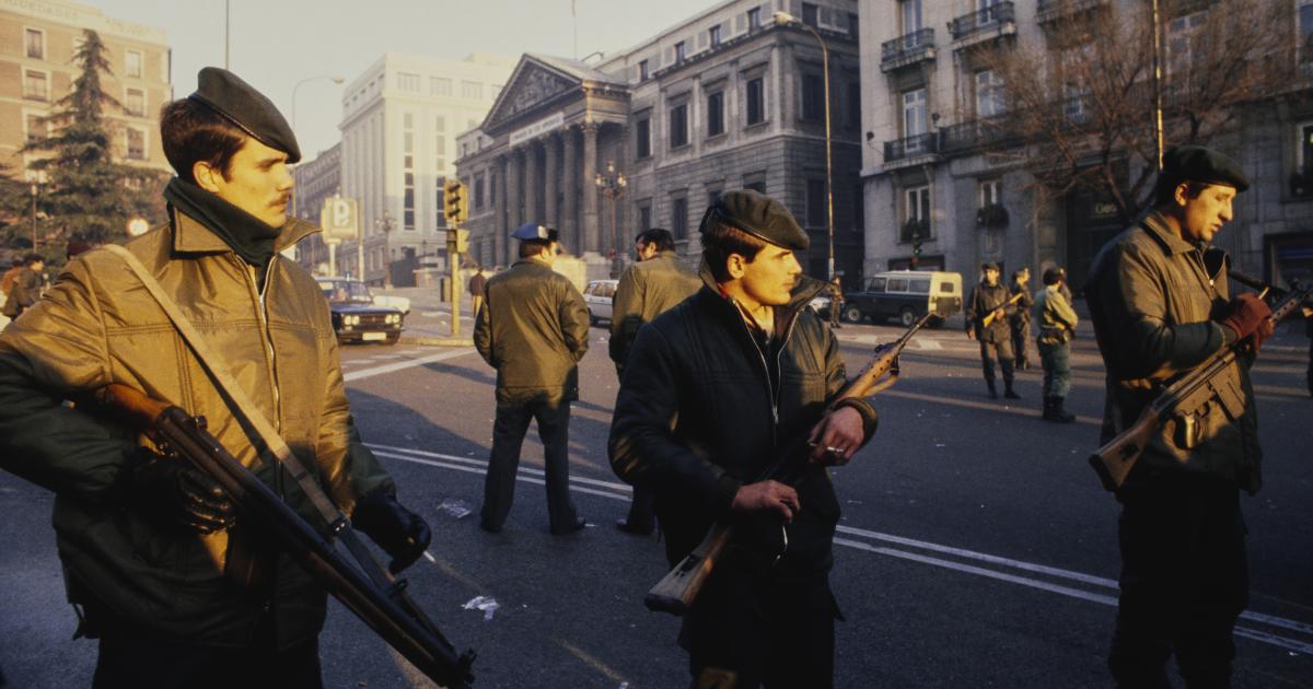 Soldados en las intermediaciones del Congreso la madrugada del 24 de marzo de 1981.