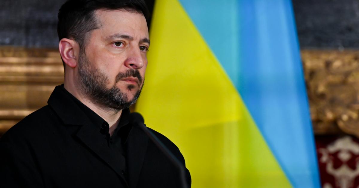 Imagen de archivo del presidente ucraniano, Volodímir Zelenski, ante la bandera de su país.