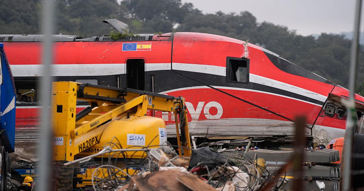 Labores de rescate de los convoyes ferroviarios accidentados en la zona del siniestro en Adamuz (Córdoba), el 21 de enero de 2026.