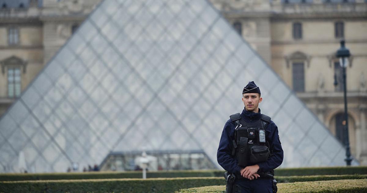 Un policía custodia la entrada del Louvre tras el mediático robo de octubre de 2025