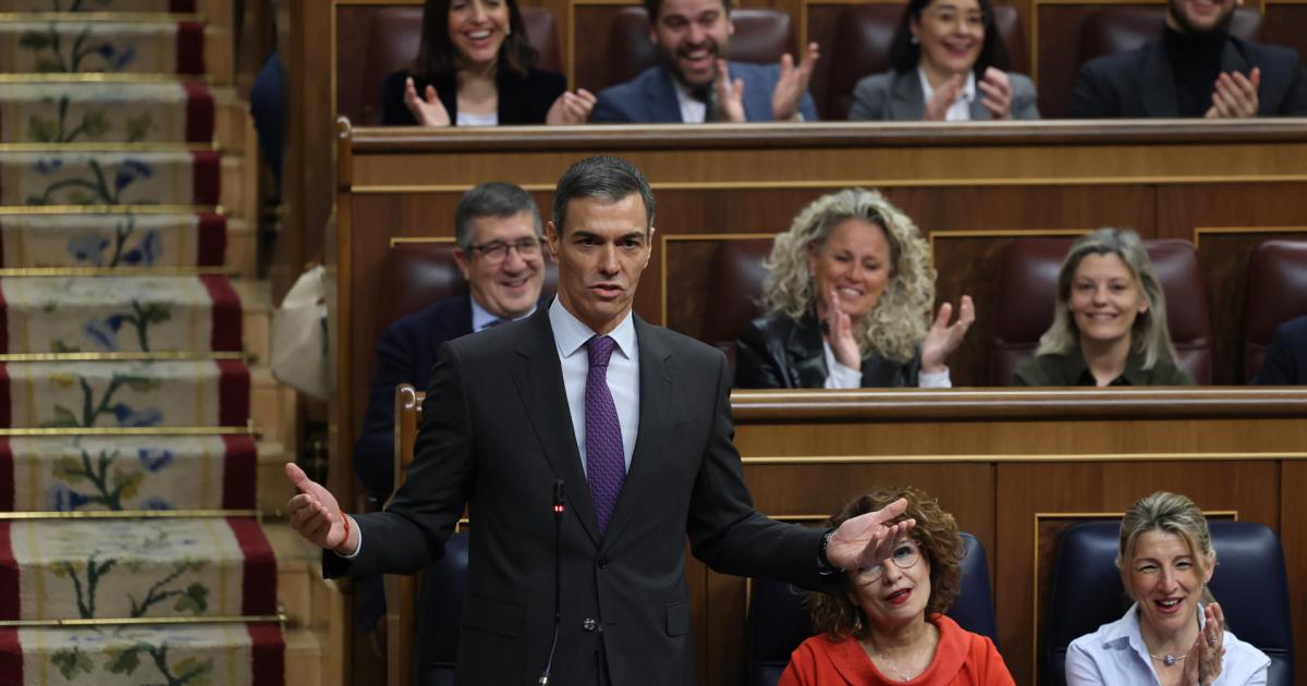 El presidente del Gobierno, Pedro Sánchez, responde al líder del PP, Alberto Núñez Feijóo, al inicio de la sesión de control